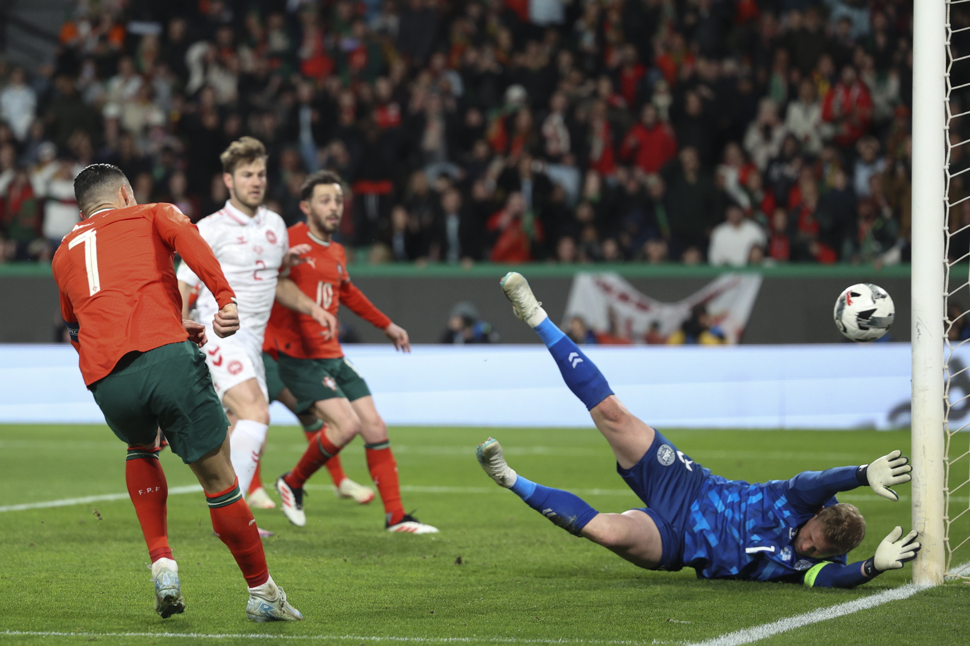 葡萄牙女足队员进球技巧高超，成为瞩目对象，全场震撼