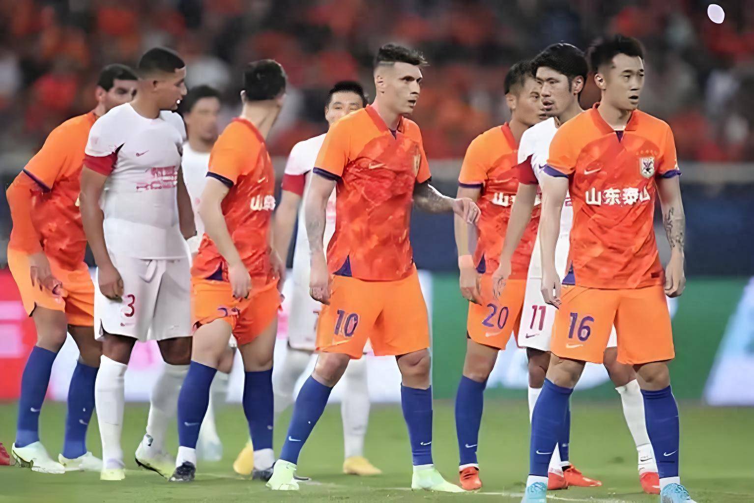 亚洲球队在国际赛事中挑战最强对手，气势如虹