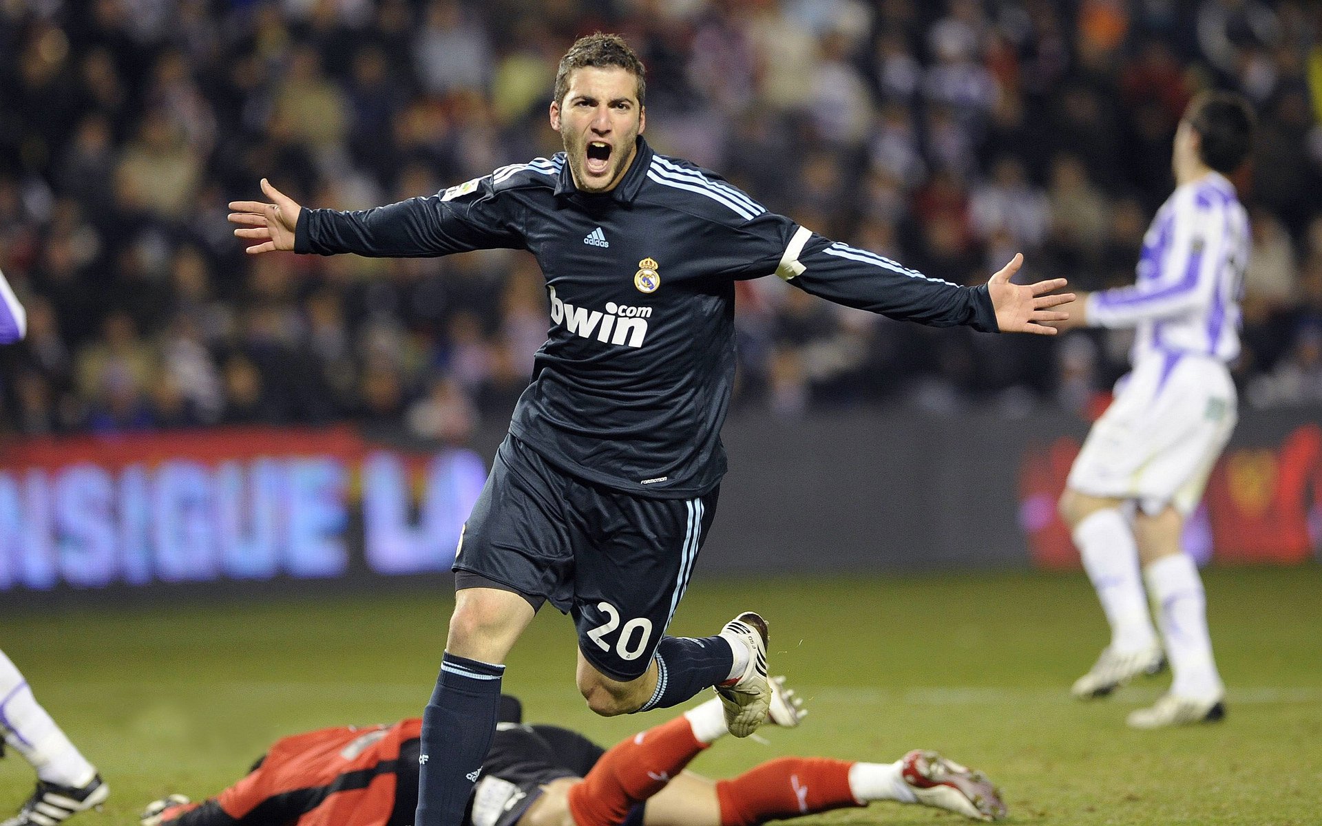 战术棋盘与速度艺术，加纳的绿茵智慧与加维的街道统治