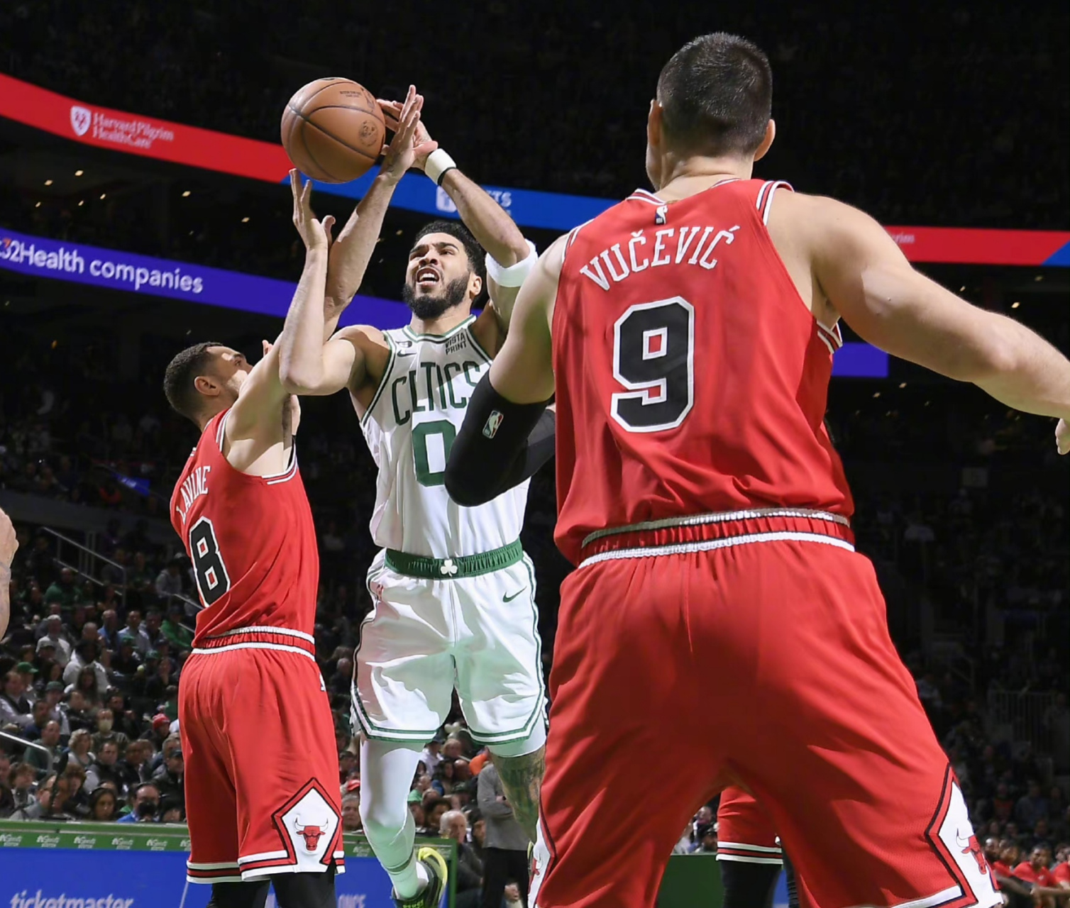 凯尔特人险胜福建队，德罗赞关键制胜